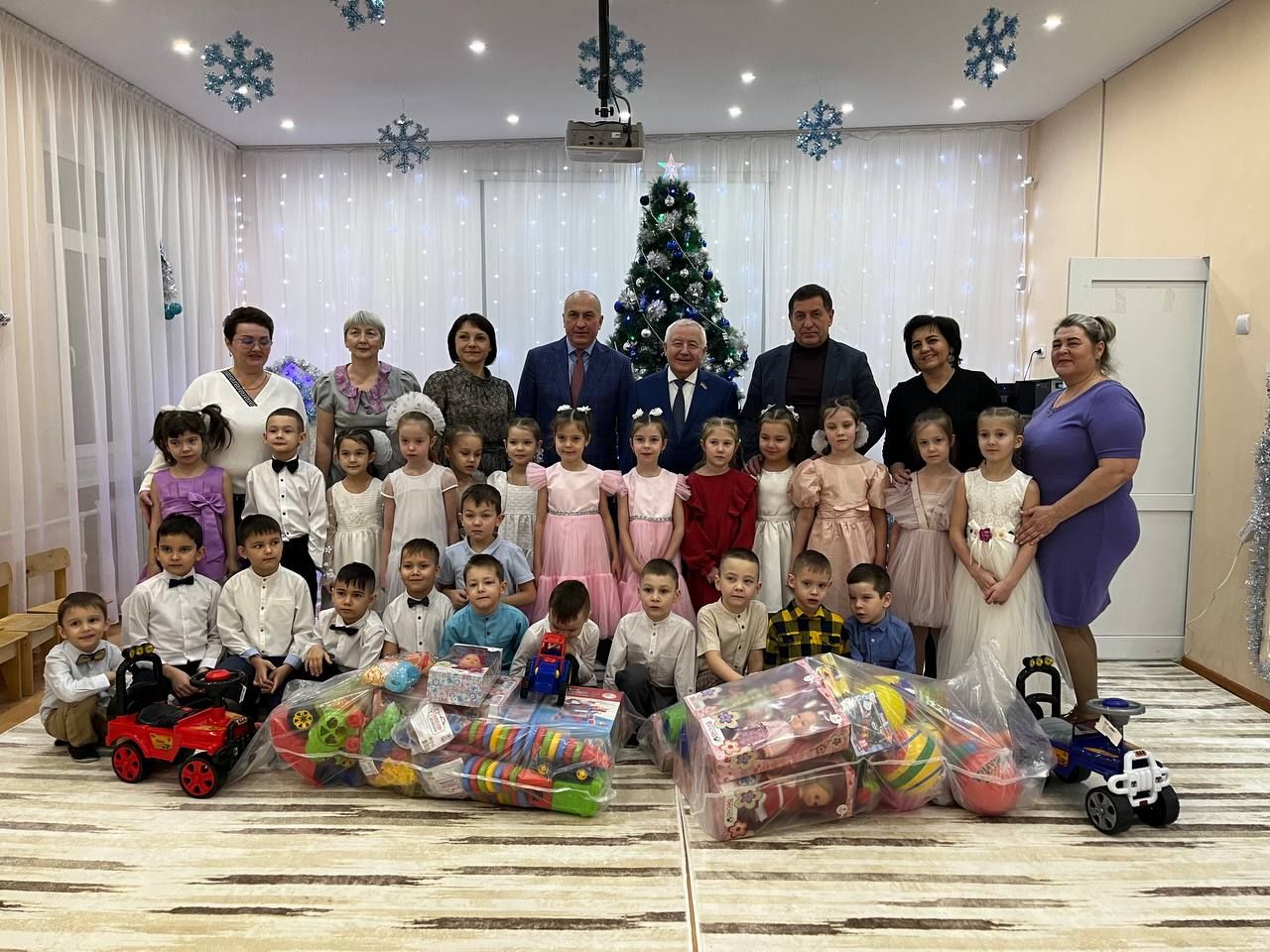 Рустам Мухамадеев и Марсель Шайдуллин порадовали детей подарками