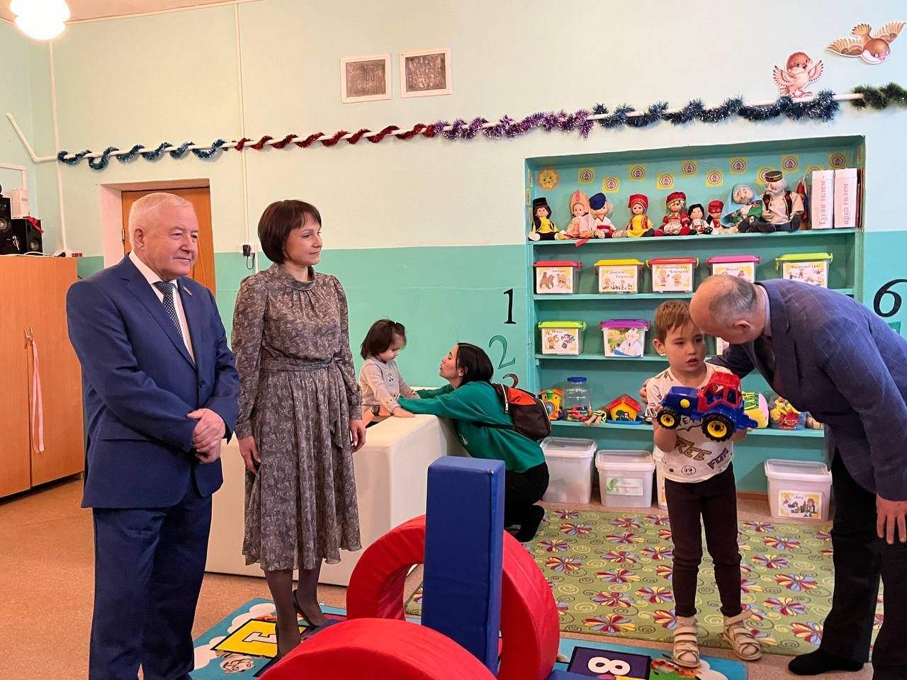 Рустам Мухамадеев и Марсель Шайдуллин порадовали детей подарками
