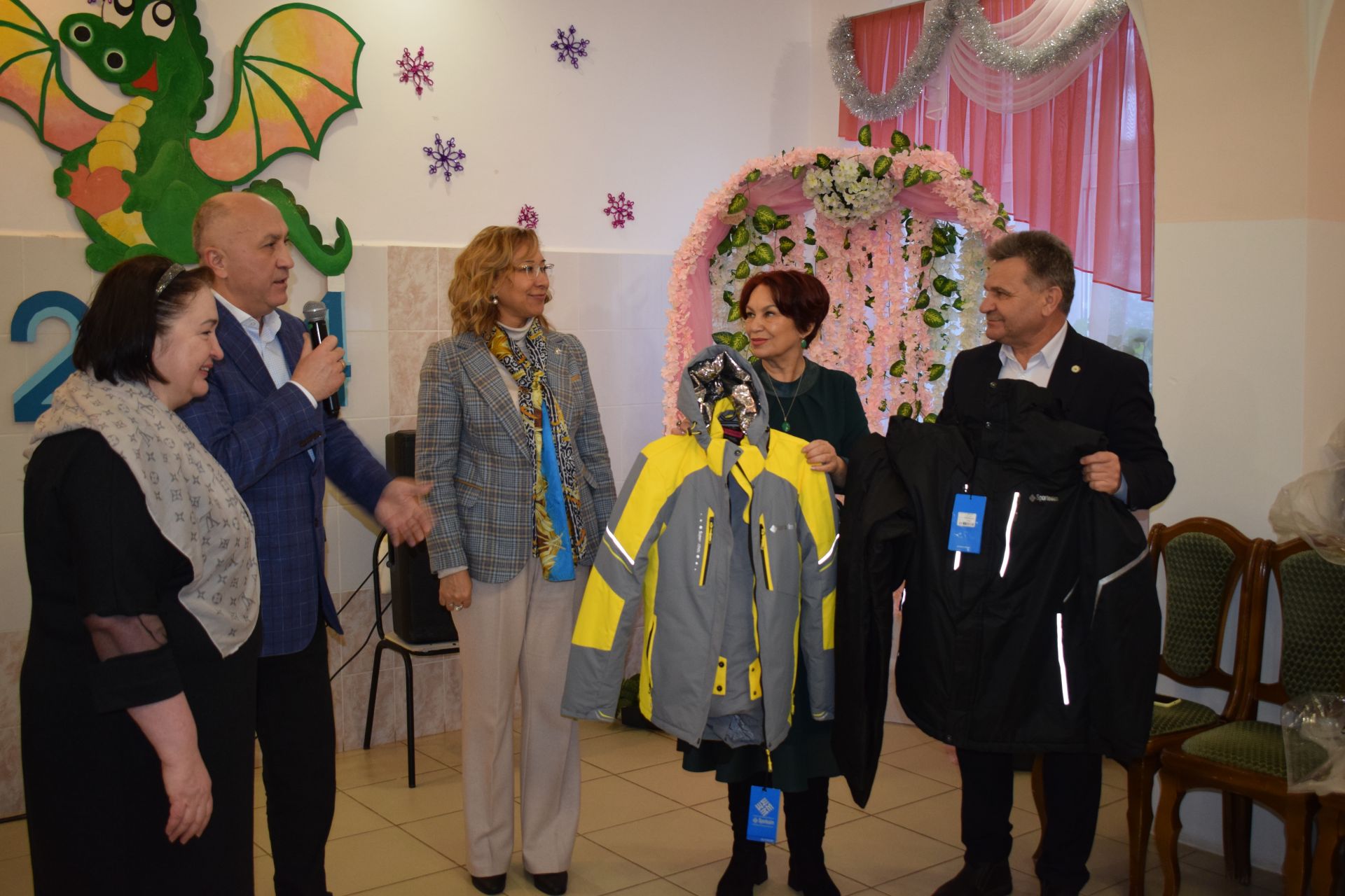 Сегодня министр труда, занятости и социальной защиты РТ Эльмира Зарипова в рамках делового визита в Азнакаевский район посетила дом престарелых и инвалидов в поселке Актюба