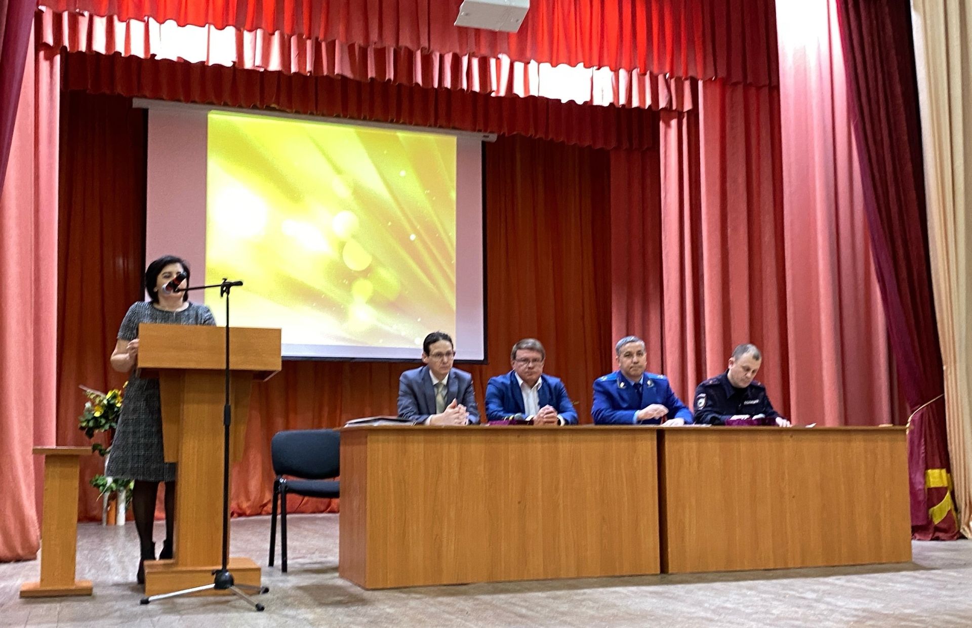 В Азнакаево провели совещание, посвященное проблеме кибермошенничества
