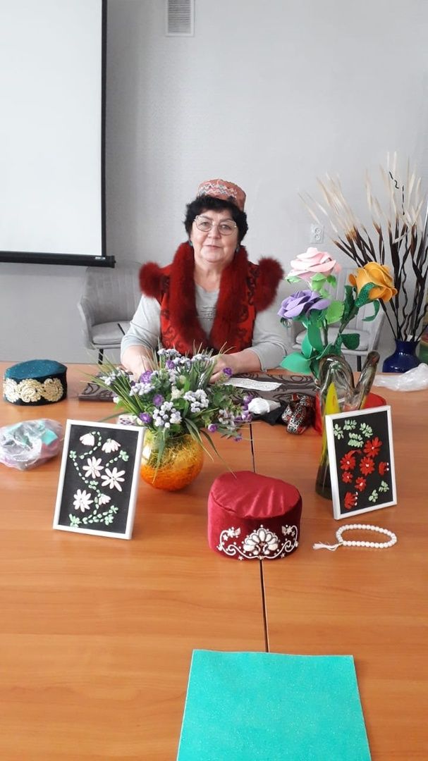 Азнакай шагыйрәсе балаларны түбәтәй тегәргә өйрәтте