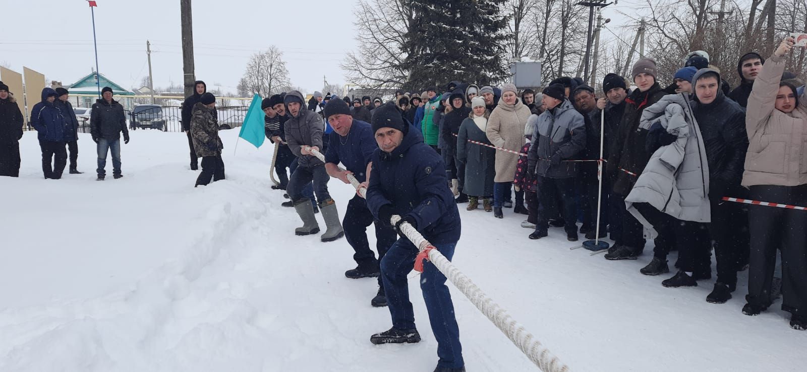 Азнакайда авыл яшьләре спартакиадасында аркан тарту ярышы