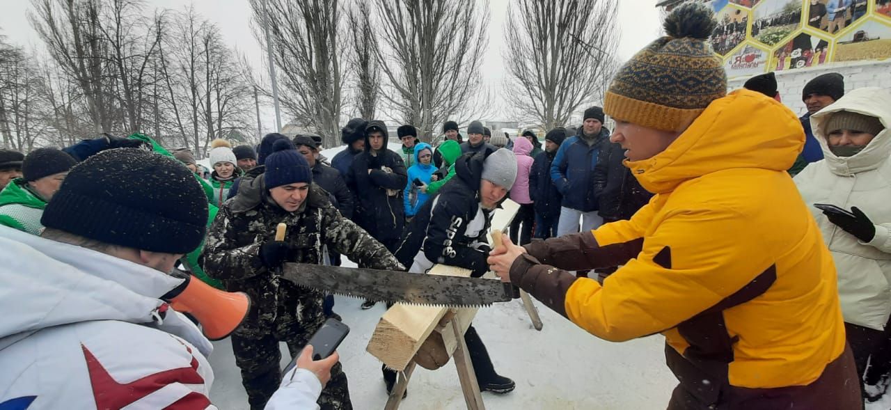 Азнакайлылар спартакиадада аркылы пычкы белән утын кисүдә ярышты