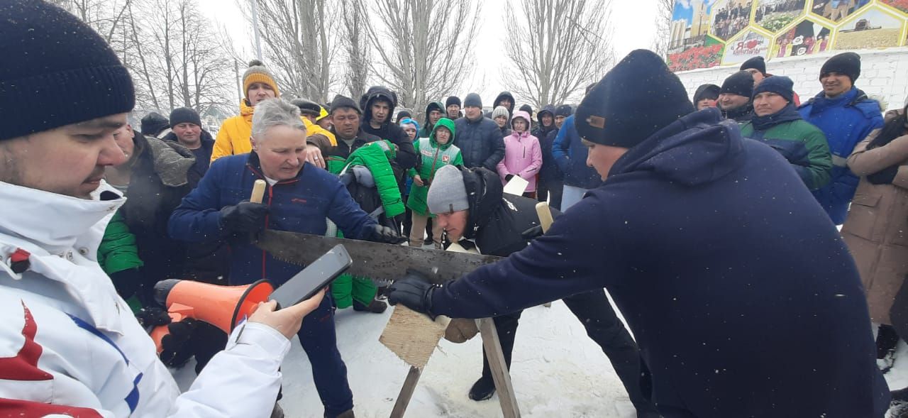 Азнакайлылар спартакиадада аркылы пычкы белән утын кисүдә ярышты