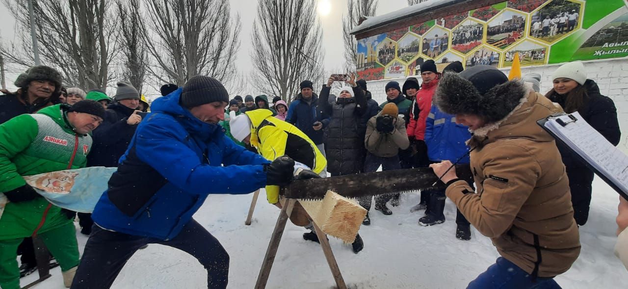 Азнакайлылар спартакиадада аркылы пычкы белән утын кисүдә ярышты