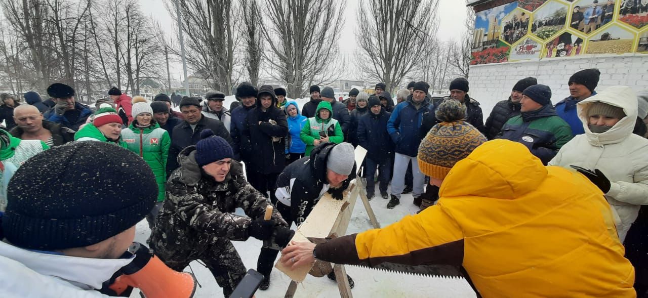 Азнакайлылар спартакиадада аркылы пычкы белән утын кисүдә ярышты