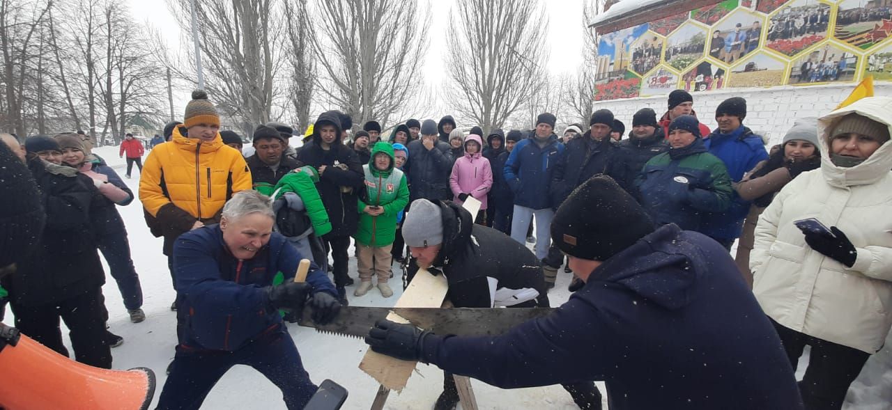 Азнакайлылар спартакиадада аркылы пычкы белән утын кисүдә ярышты