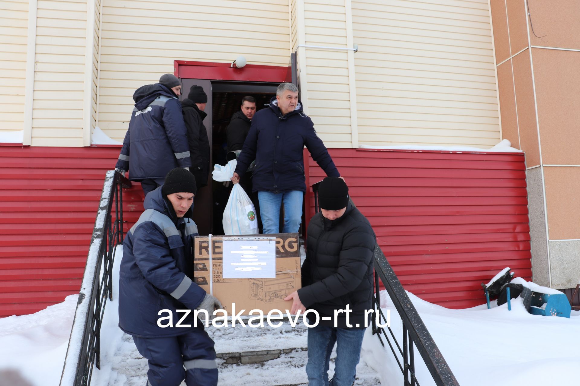Азнакаевцы отправили военным гуманитарную помощь и две машины