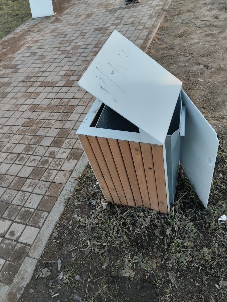 Кому мешают урны и скамейки?