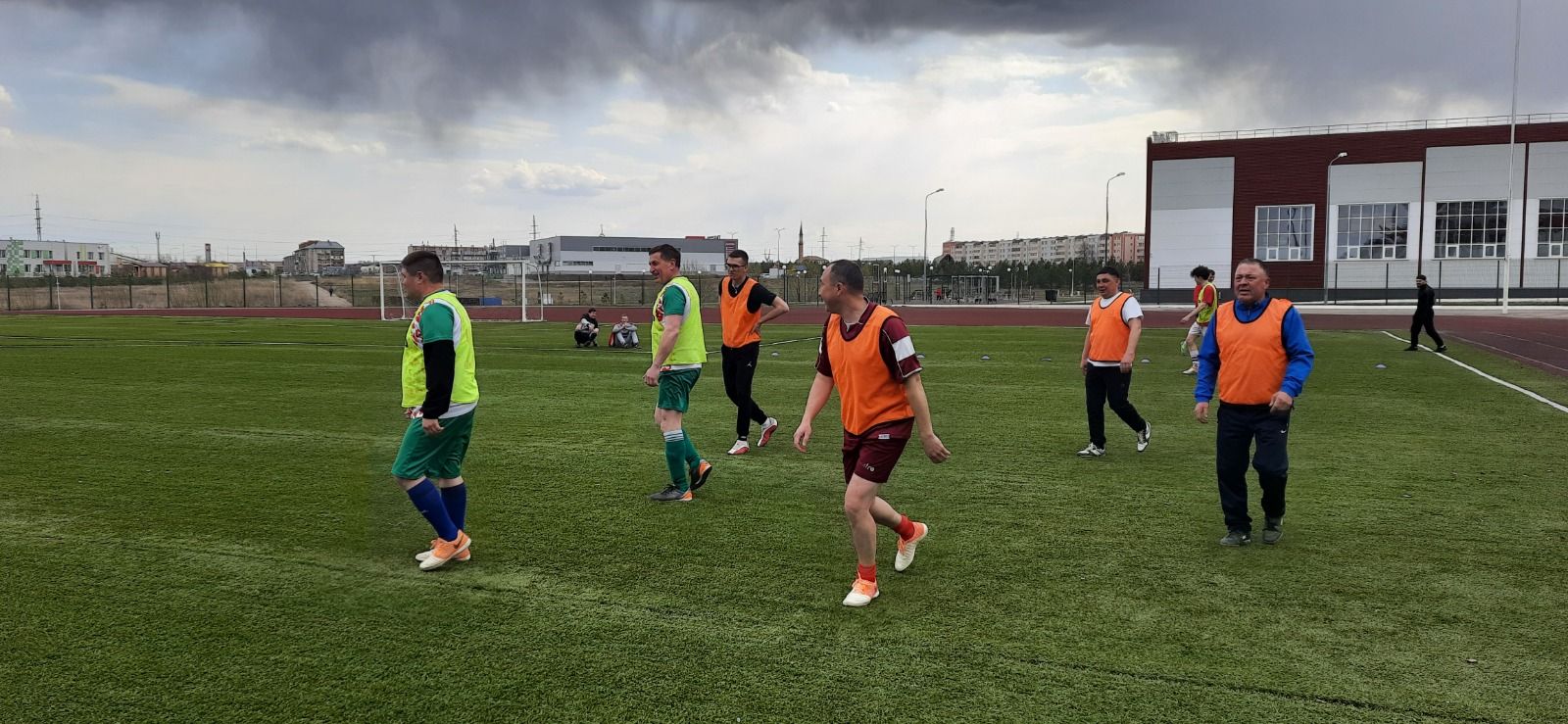 Азнакайда ир-атлар футболда көч сынашты