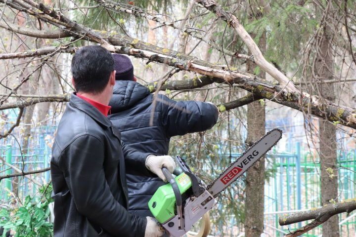 Азнакайның татар һәм рус зиратларында чираттагы өмә үткәрелә