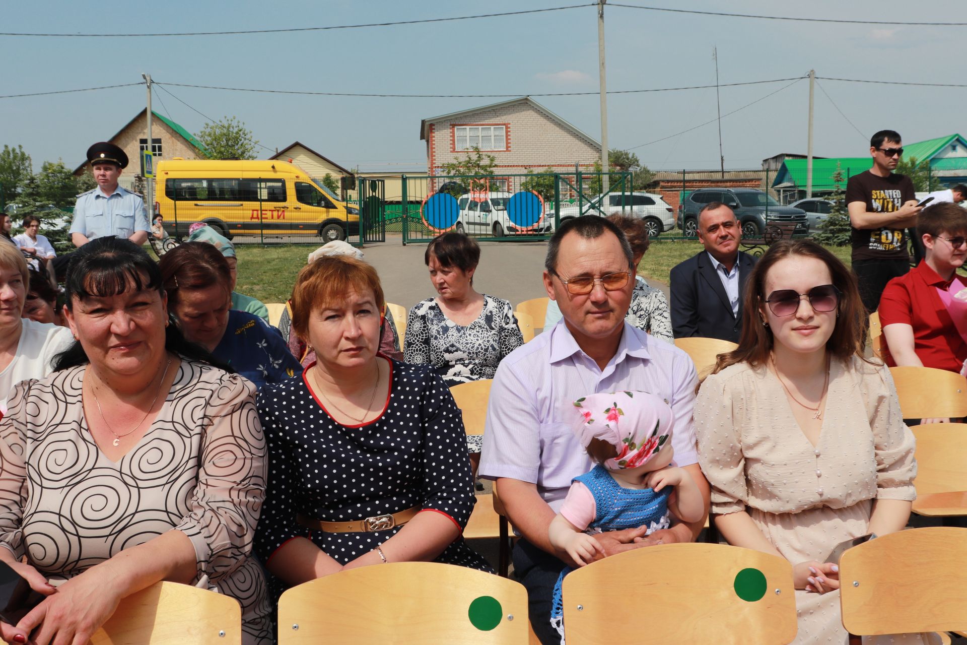 В школах Азнакаево прозвенел последний звонок