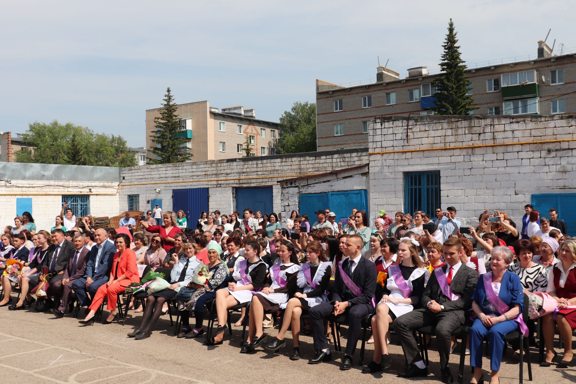 В школах Азнакаево прозвенел последний звонок