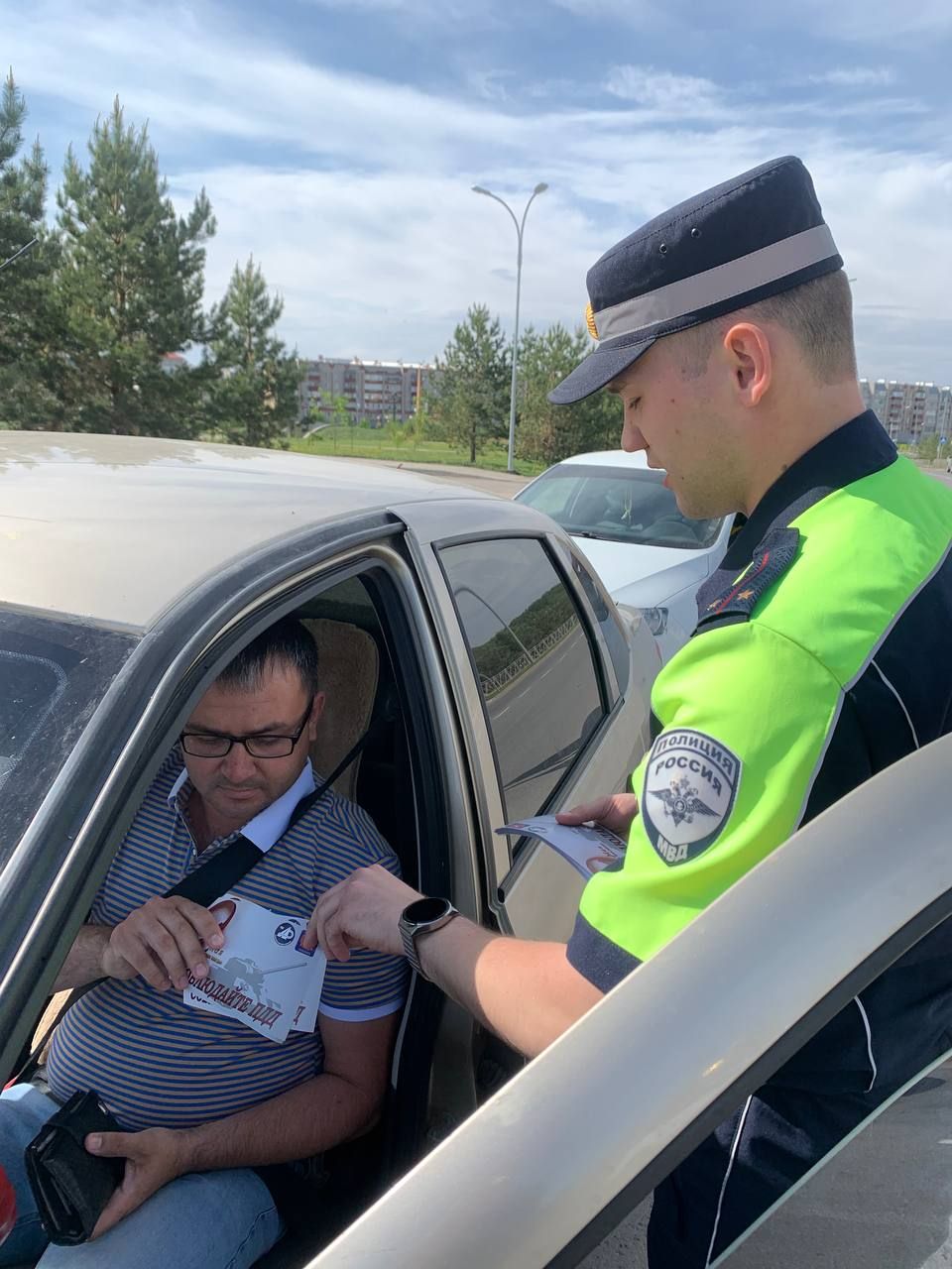 Азнакаевские автоинспекторы поздравили водителей с Днем Победы