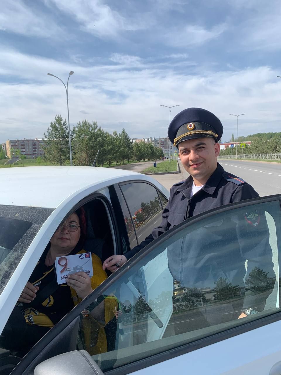Азнакаевские автоинспекторы поздравили водителей с Днем Победы
