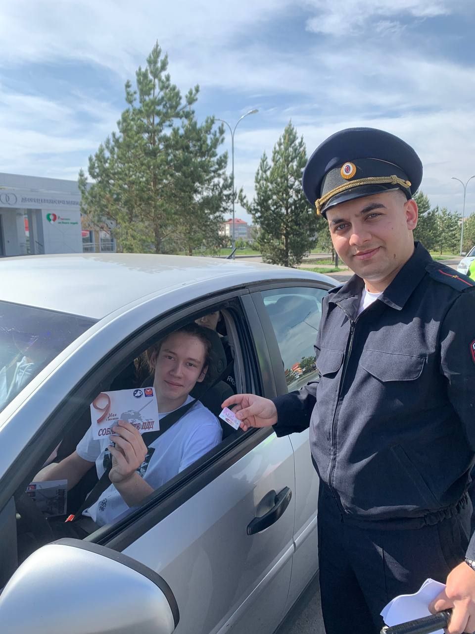 Азнакаевские автоинспекторы поздравили водителей с Днем Победы