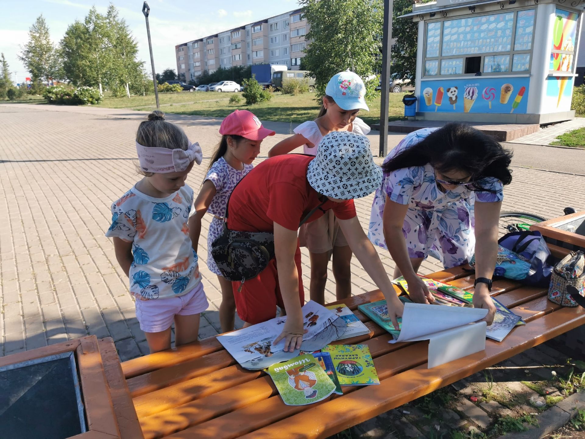 Азнакаевские библиотекари провели для горожан День семейного чтения