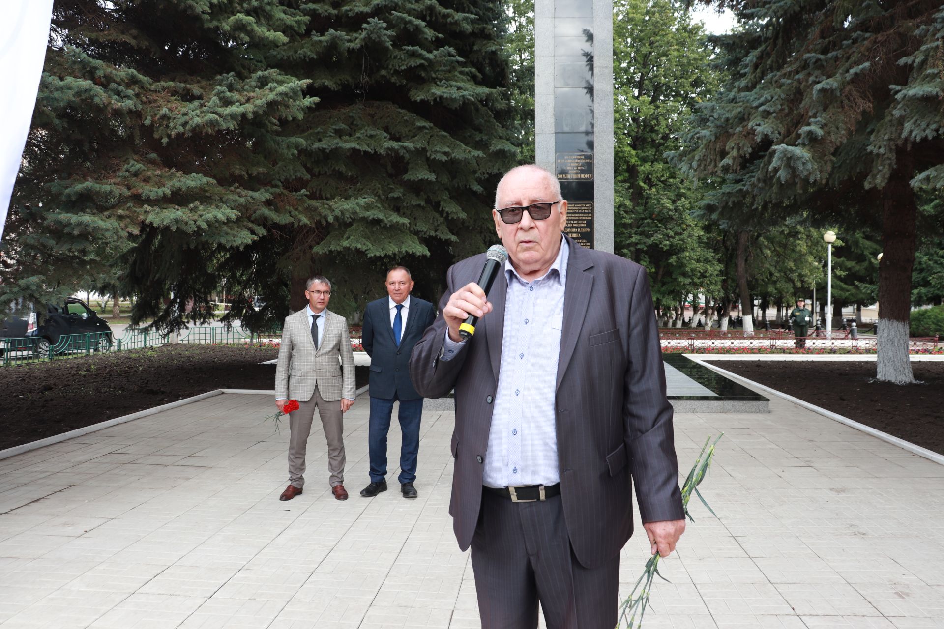 В Азнакаево открыты памятники добытчикам черного золота