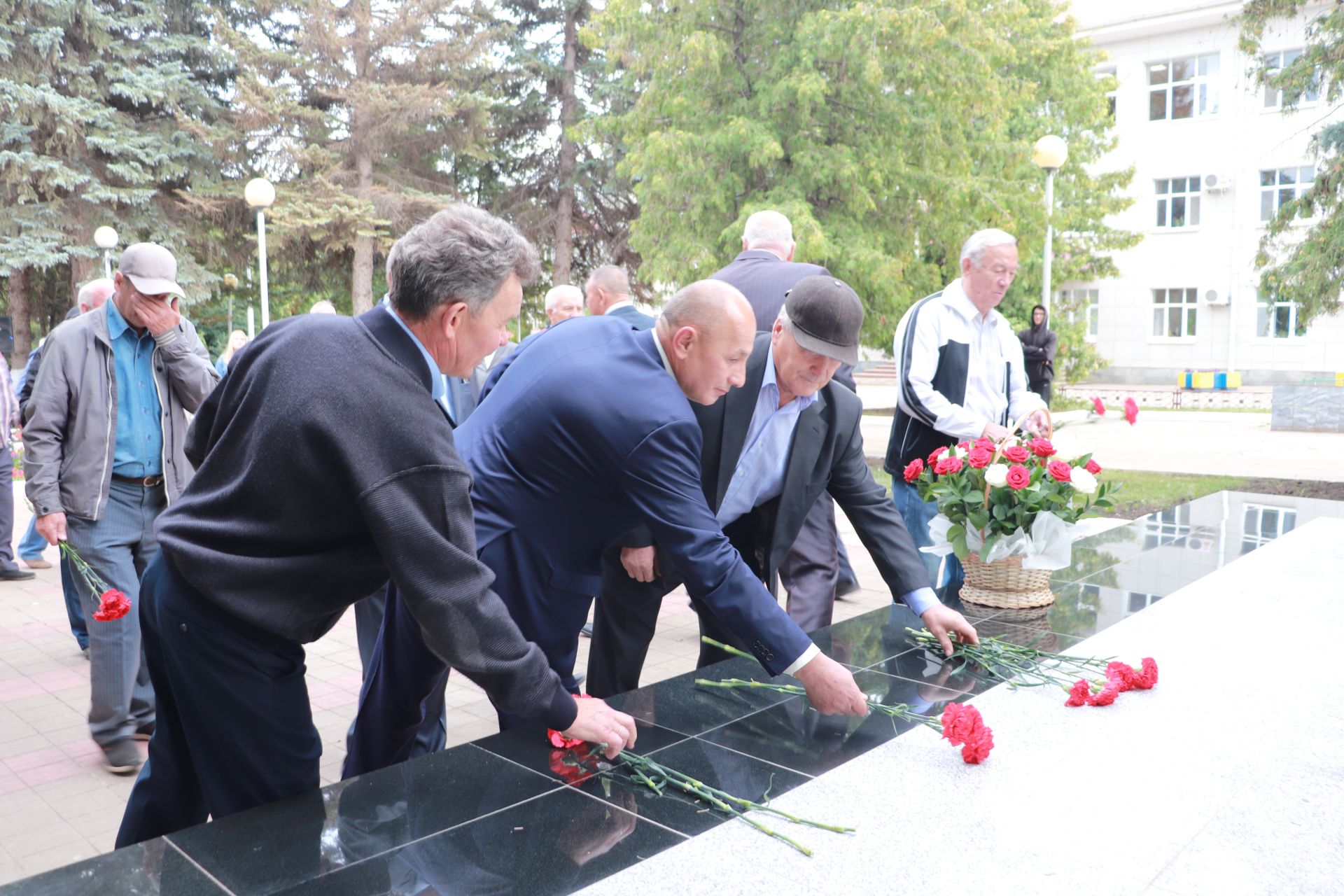 В Азнакаево открыты памятники добытчикам черного золота