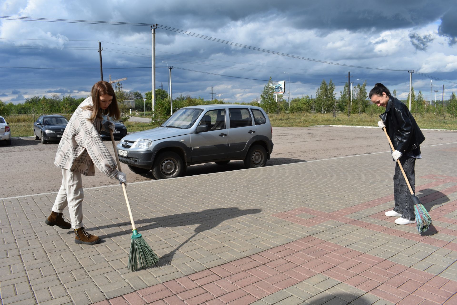 В Азнакаево начались осенние субботники