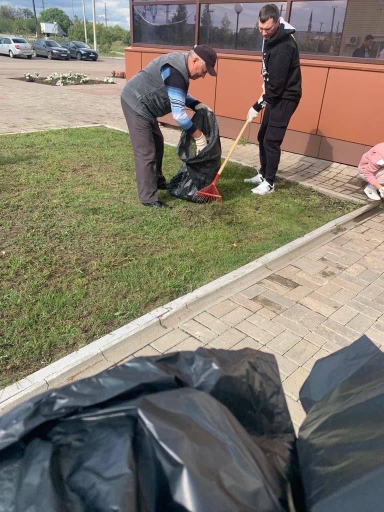 В Азнакаево начались осенние субботники