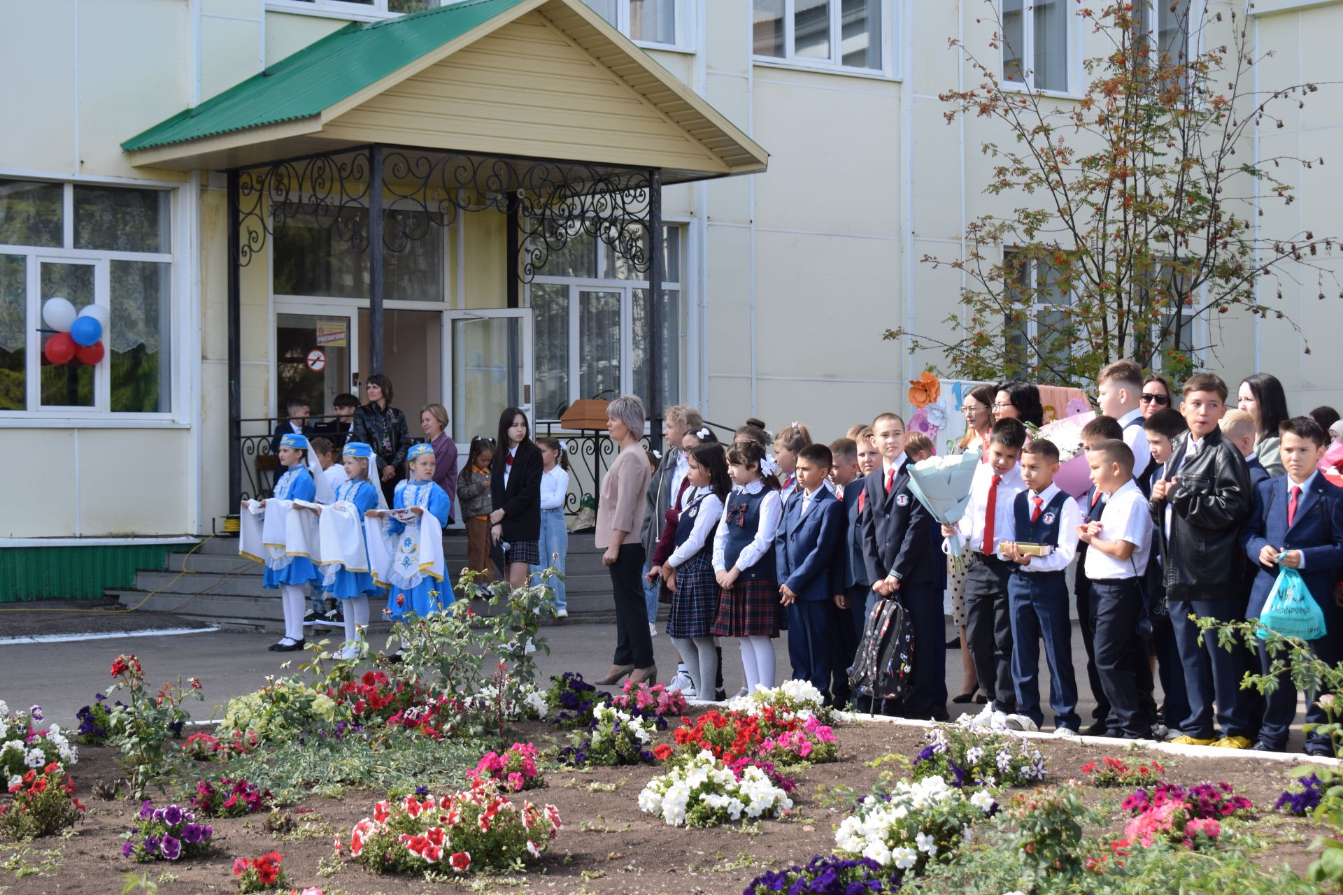 В Азнакаевский лицей на День знаний пришли дядя Федор и его друзья