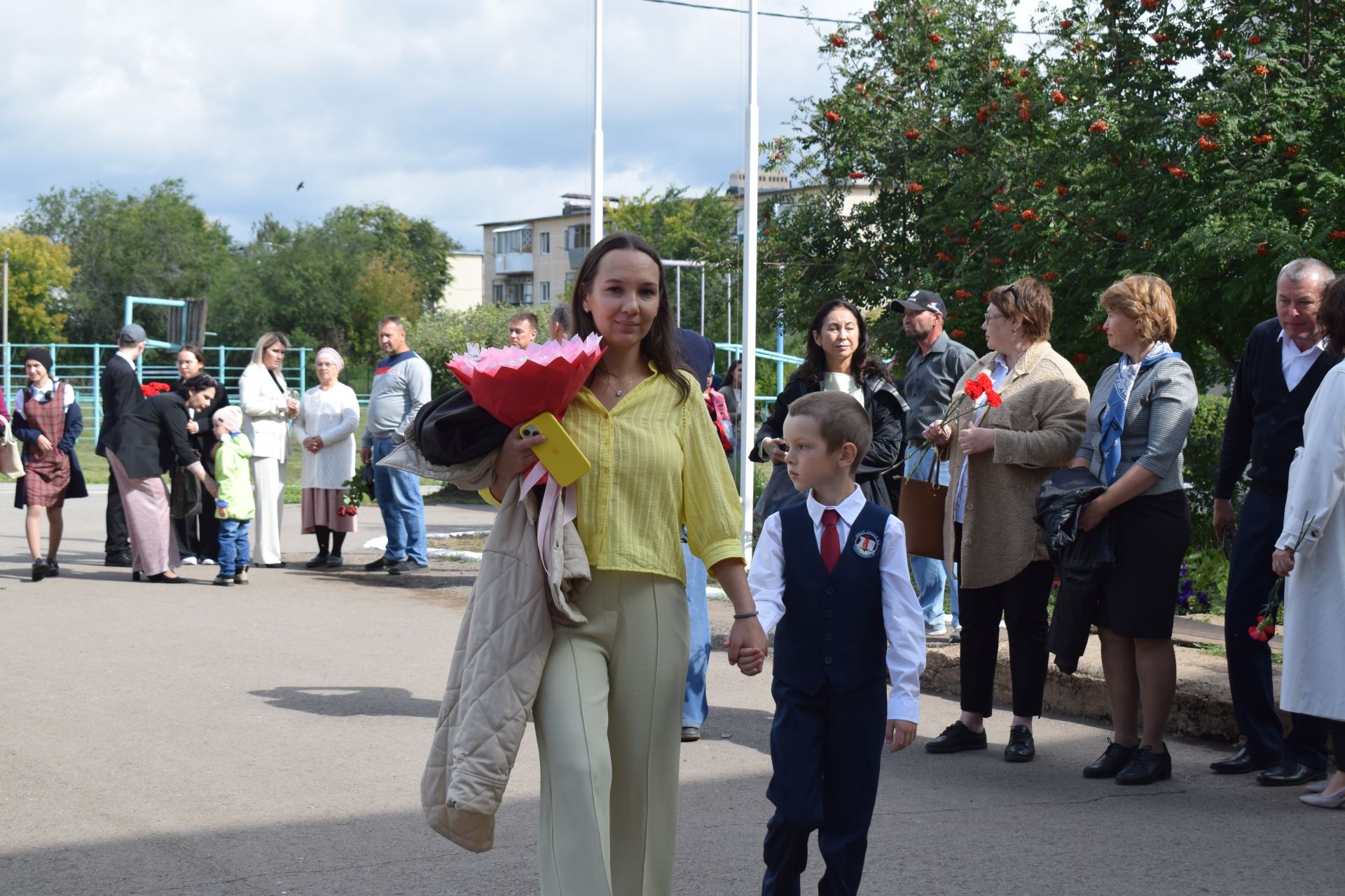 В Азнакаевский лицей на День знаний пришли дядя Федор и его друзья