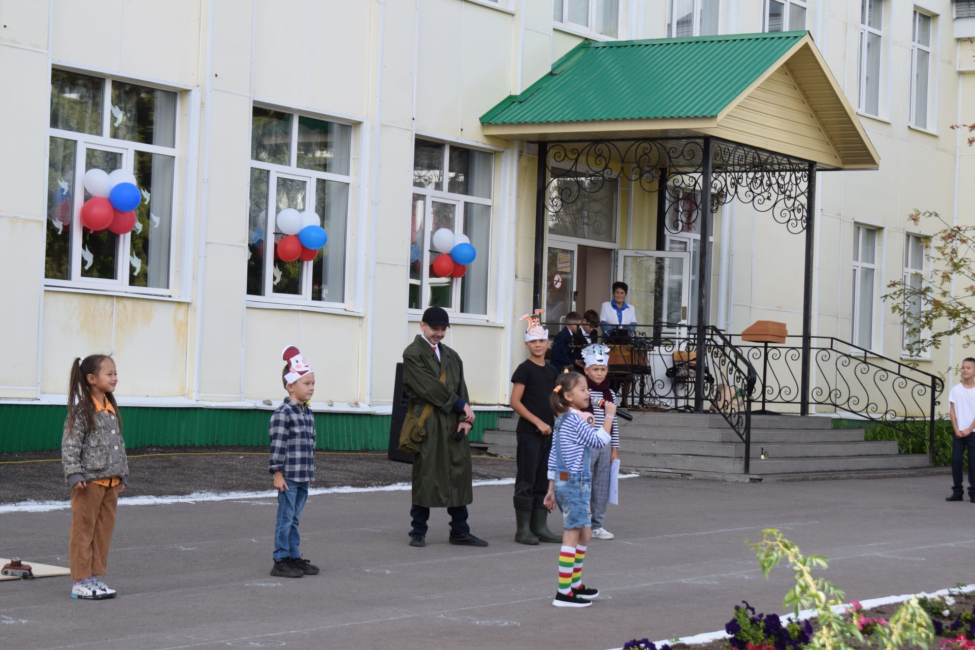 В Азнакаевский лицей на День знаний пришли дядя Федор и его друзья