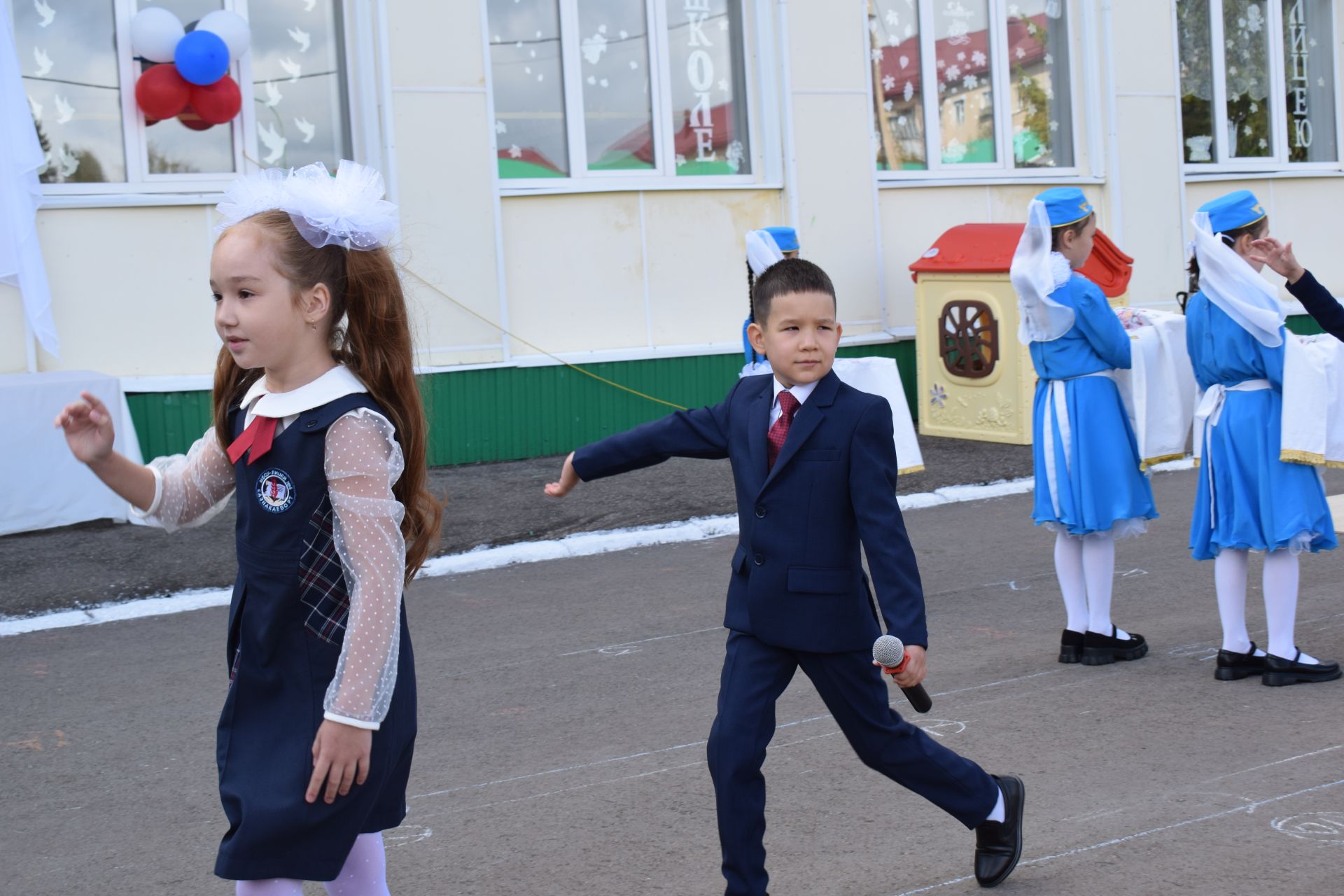 В Азнакаевский лицей на День знаний пришли дядя Федор и его друзья