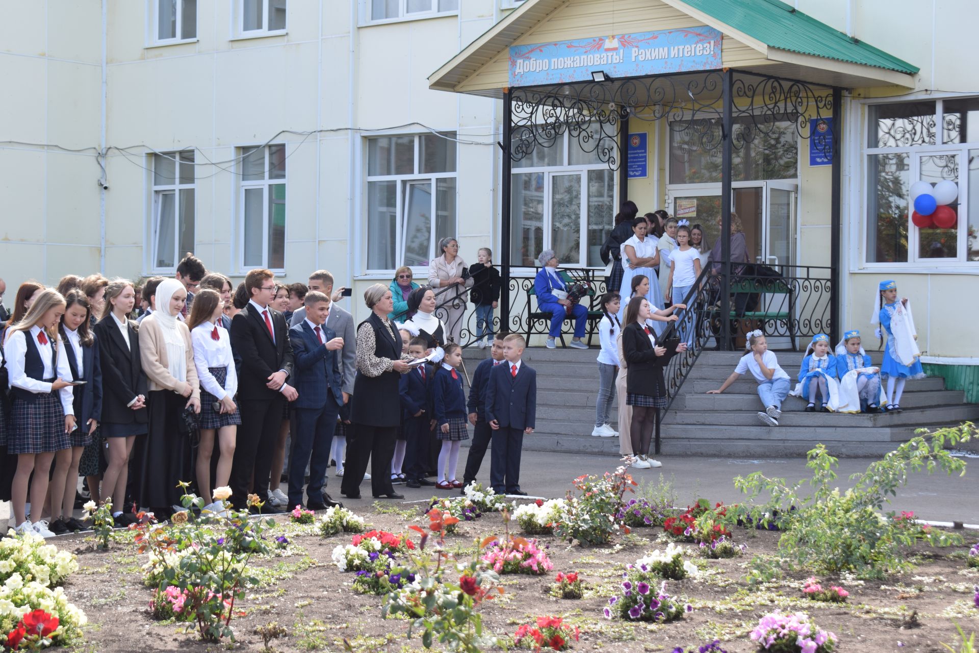 В Азнакаевский лицей на День знаний пришли дядя Федор и его друзья