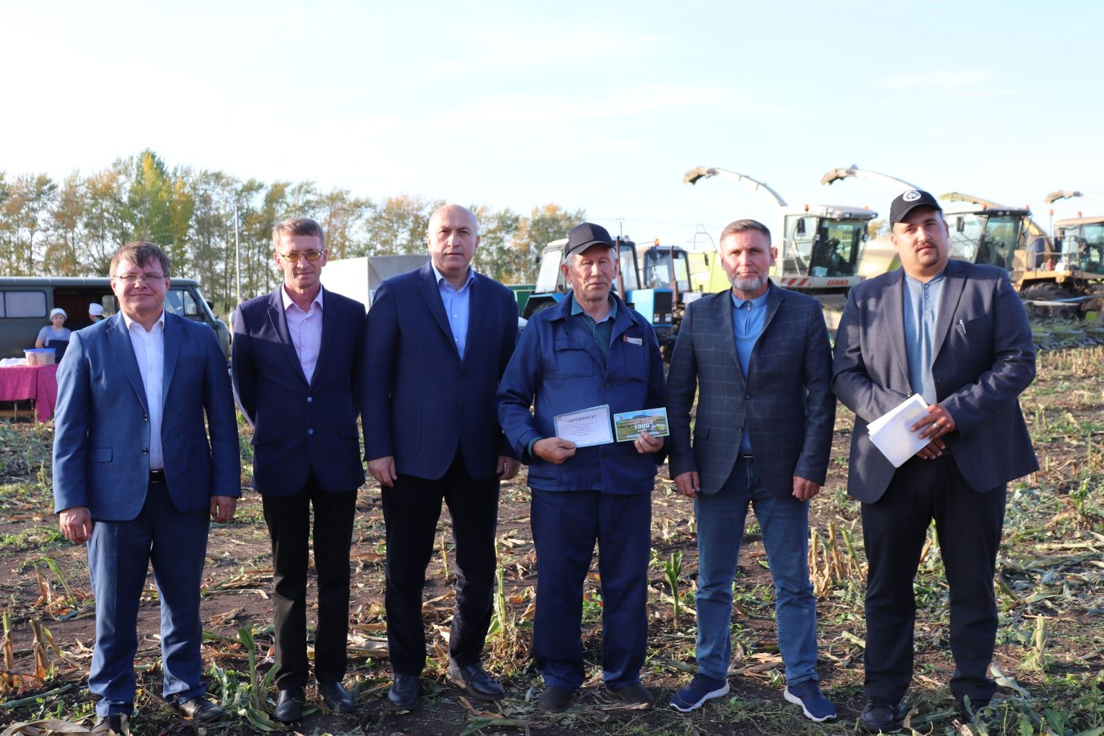 В Азнакаево вручили денежные сертификаты передовым труженикам сельского хозяйства