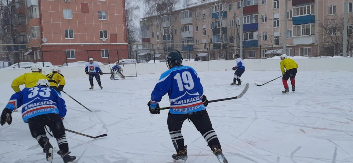 Азнакайда өлкәннәр арасында хоккей турниры узды