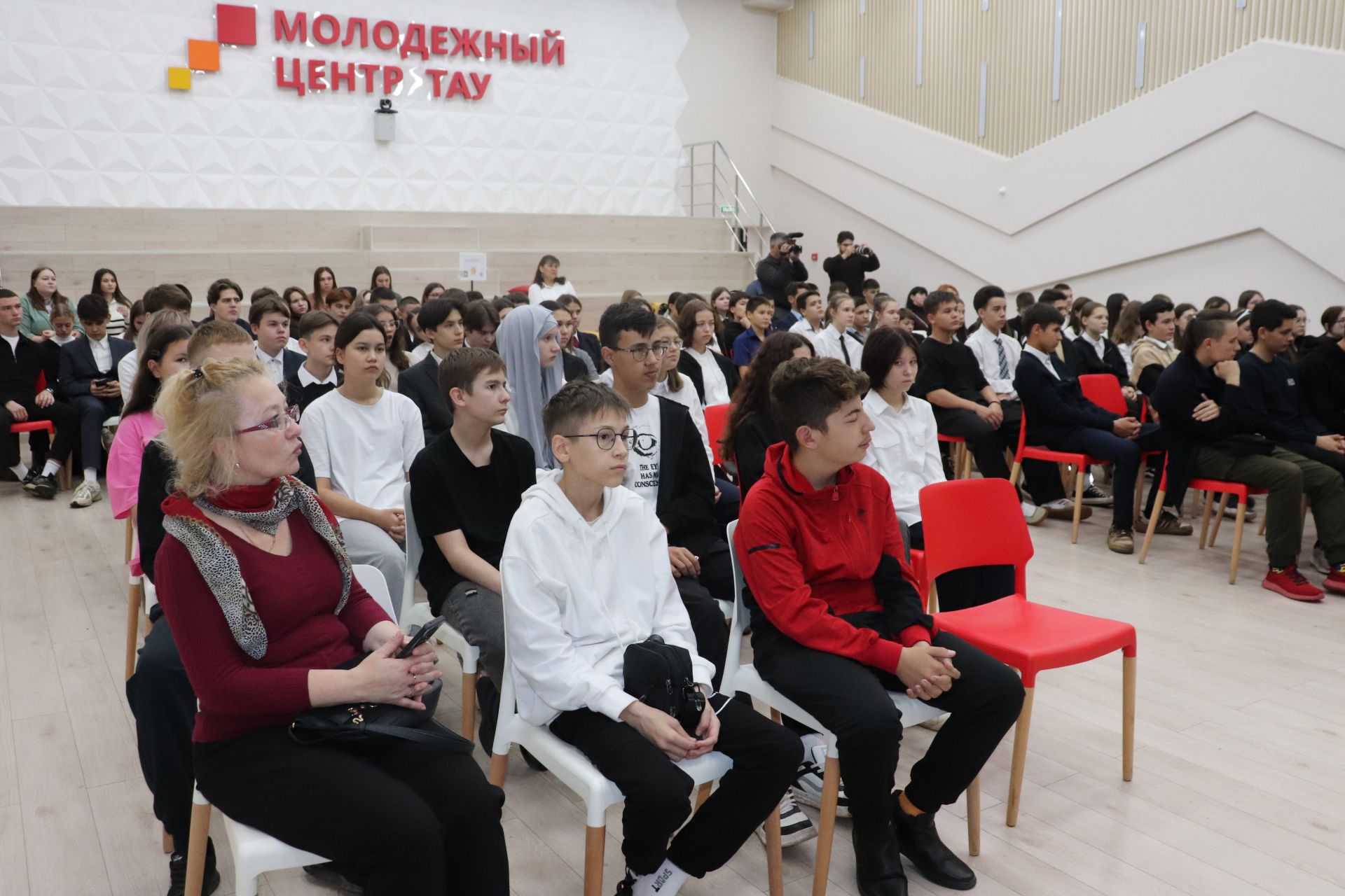 В Молодежном центре «ТАУ» состоялся «Конструктивный диалог»