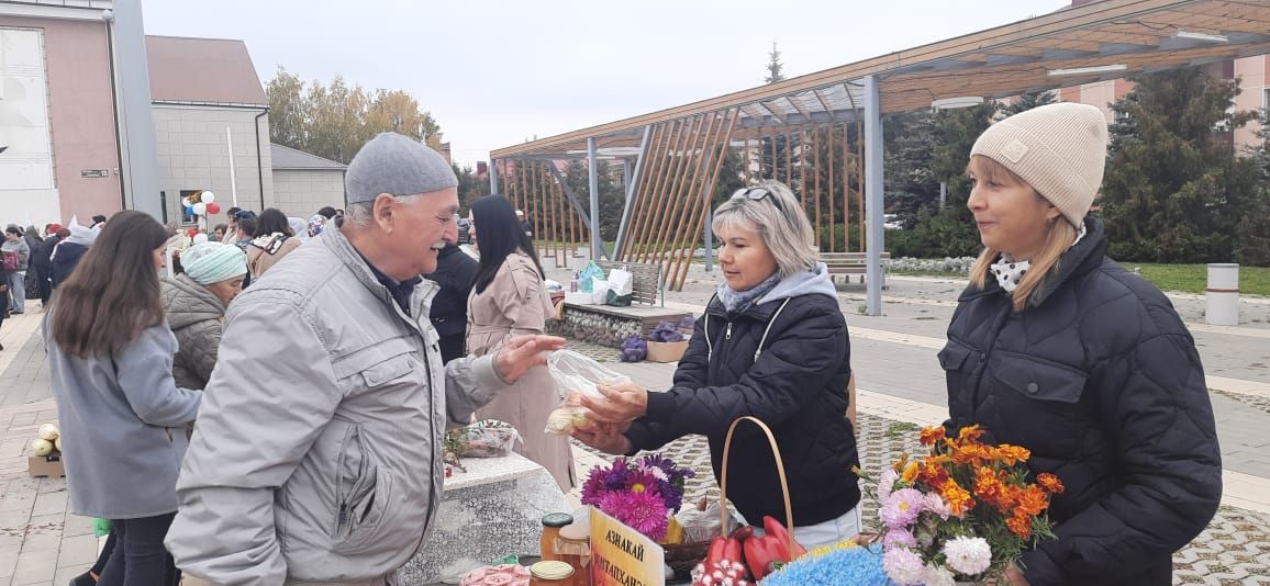 В Азнакаево в Международный день учителя состоялась благотворительная ярмарка