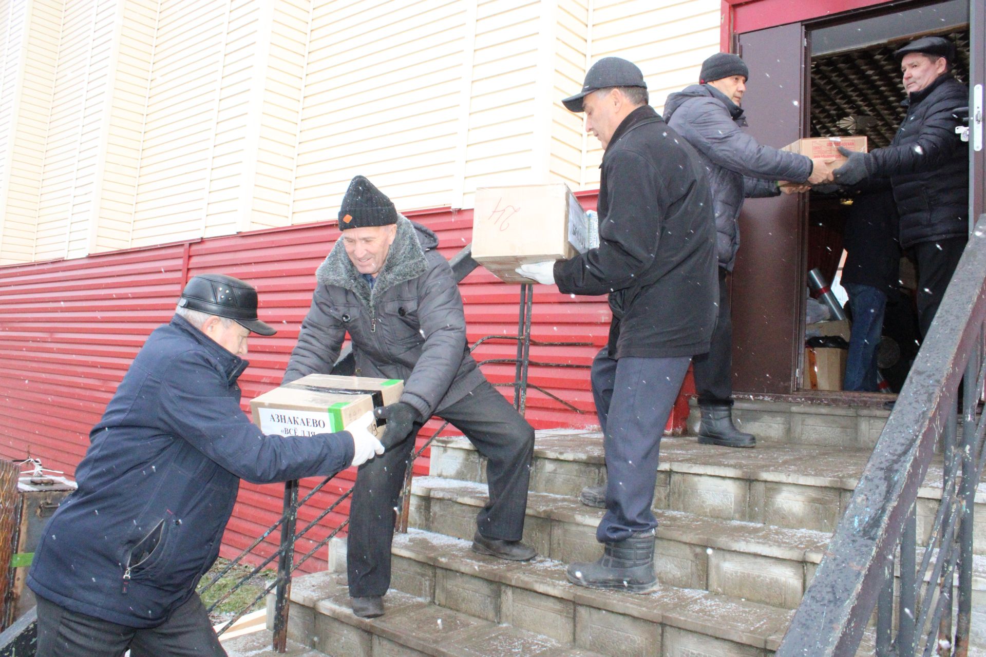 Азнакайлылар махсус хәрби операция зонасына гуманитар ярдәм озатты