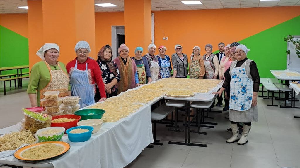 Жители Азнакаево нарезали лапшу солдатам