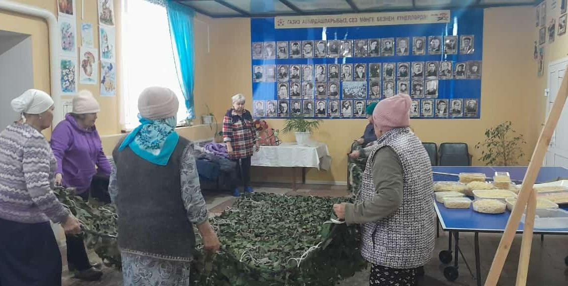 Жители села Таллы-Буляк плетут маскировочные сети для военнослужащих