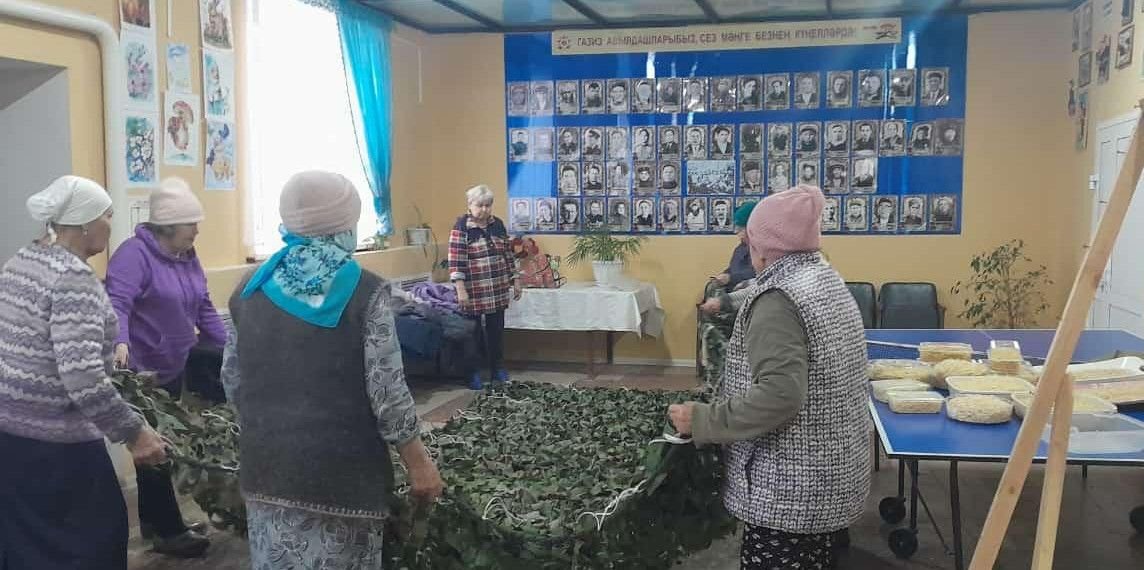 Таллы Бүләк авылы уңганнары егетләргә маскировка челтәрләре үрә