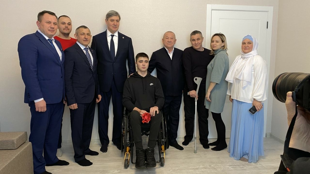 В Лаишевском районе бойцу спецоперации вручили ключи от нового дома