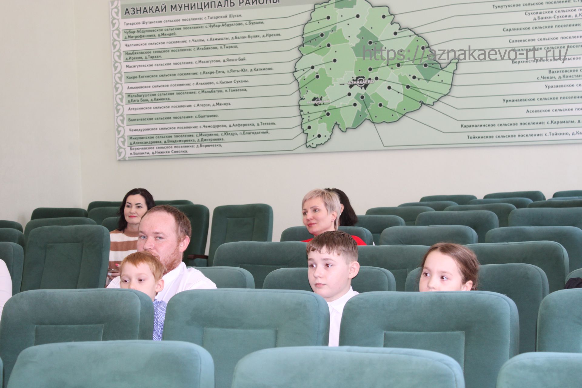 В Азнакаево состоялось вручение жилищных сертификатов четырем семьям района