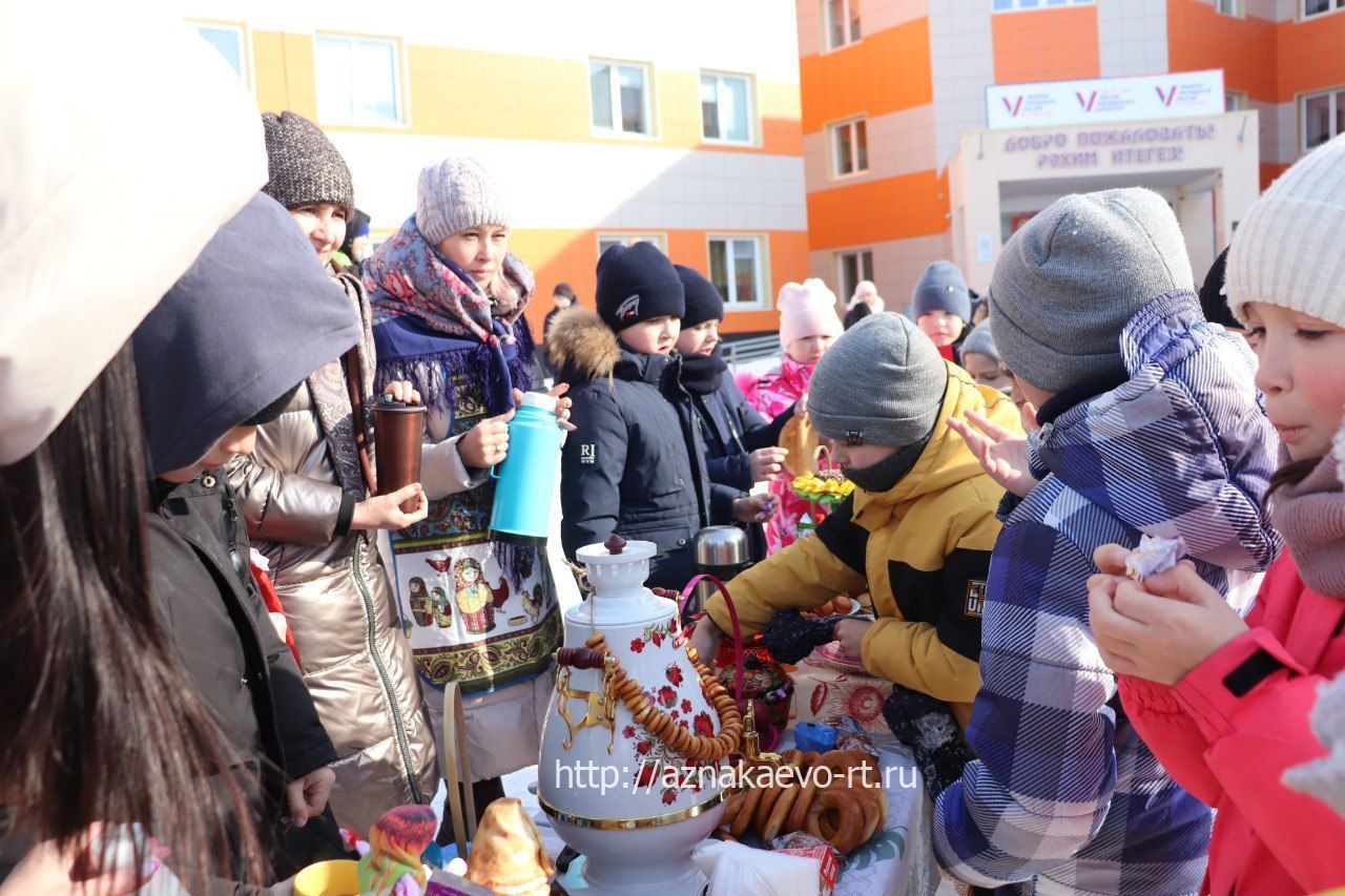 Азнакай укучылары Май чабуда күңел ачтылар