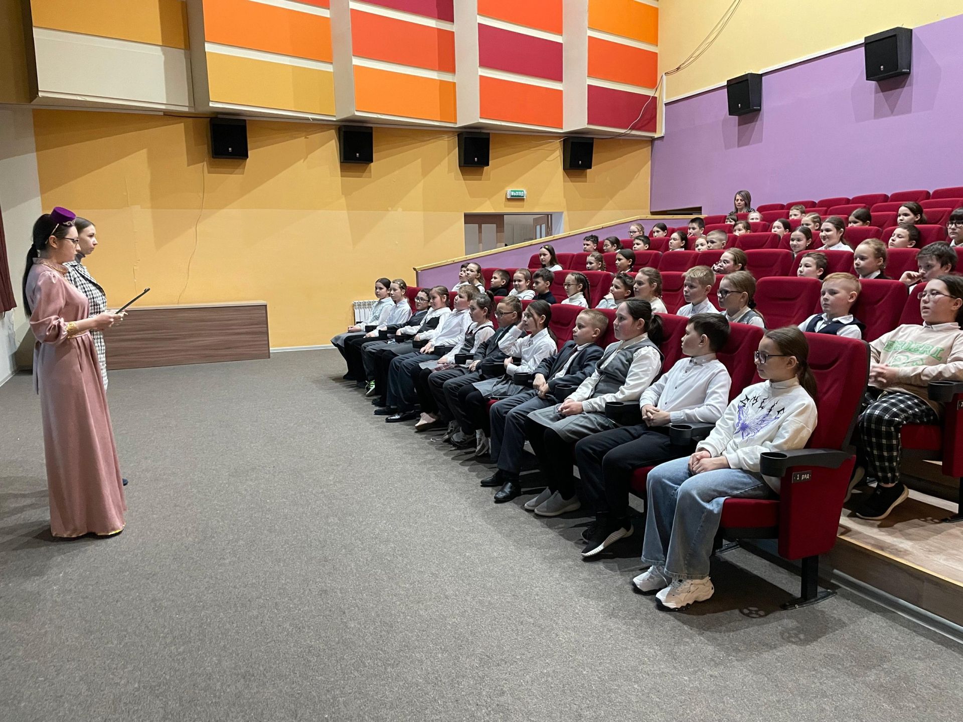 В Культурном центре города прошла беседа «Мир вокруг нас: искусство, культура и традиции»