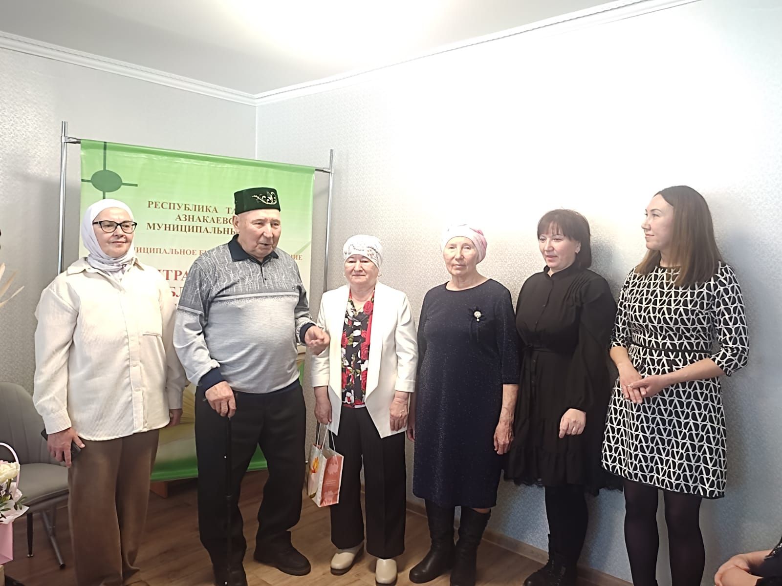 «Гөлстан» әдәби берләшмәсе әгъзасы Роза Галиәхмәтованың «Хисләр дулкынында» дип аталган тәүге китабы яңа гына табадан төште