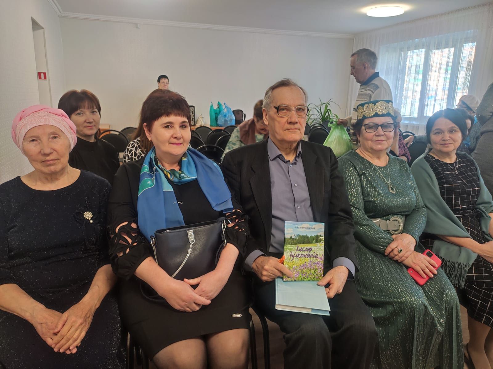 «Гөлстан» әдәби берләшмәсе әгъзасы Роза Галиәхмәтованың «Хисләр дулкынында» дип аталган тәүге китабы яңа гына табадан төште