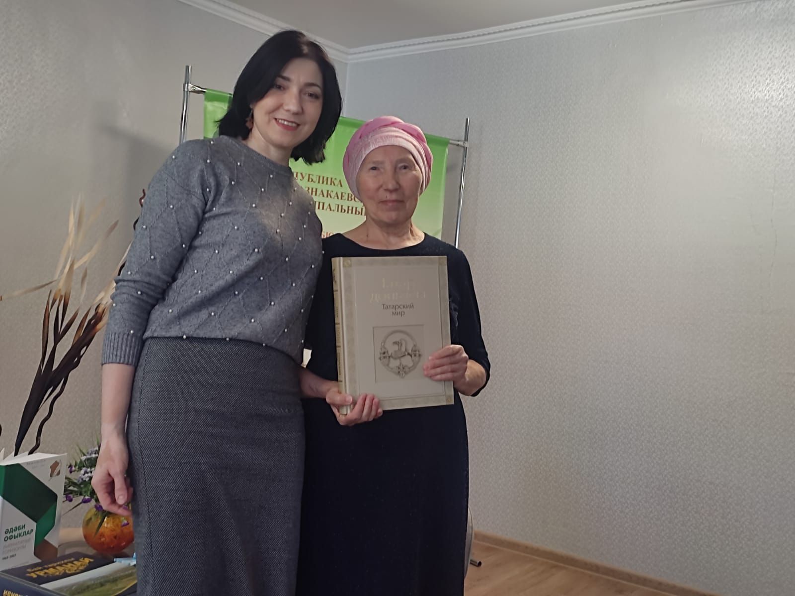 «Гөлстан» әдәби берләшмәсе әгъзасы Роза Галиәхмәтованың «Хисләр дулкынында» дип аталган тәүге китабы яңа гына табадан төште