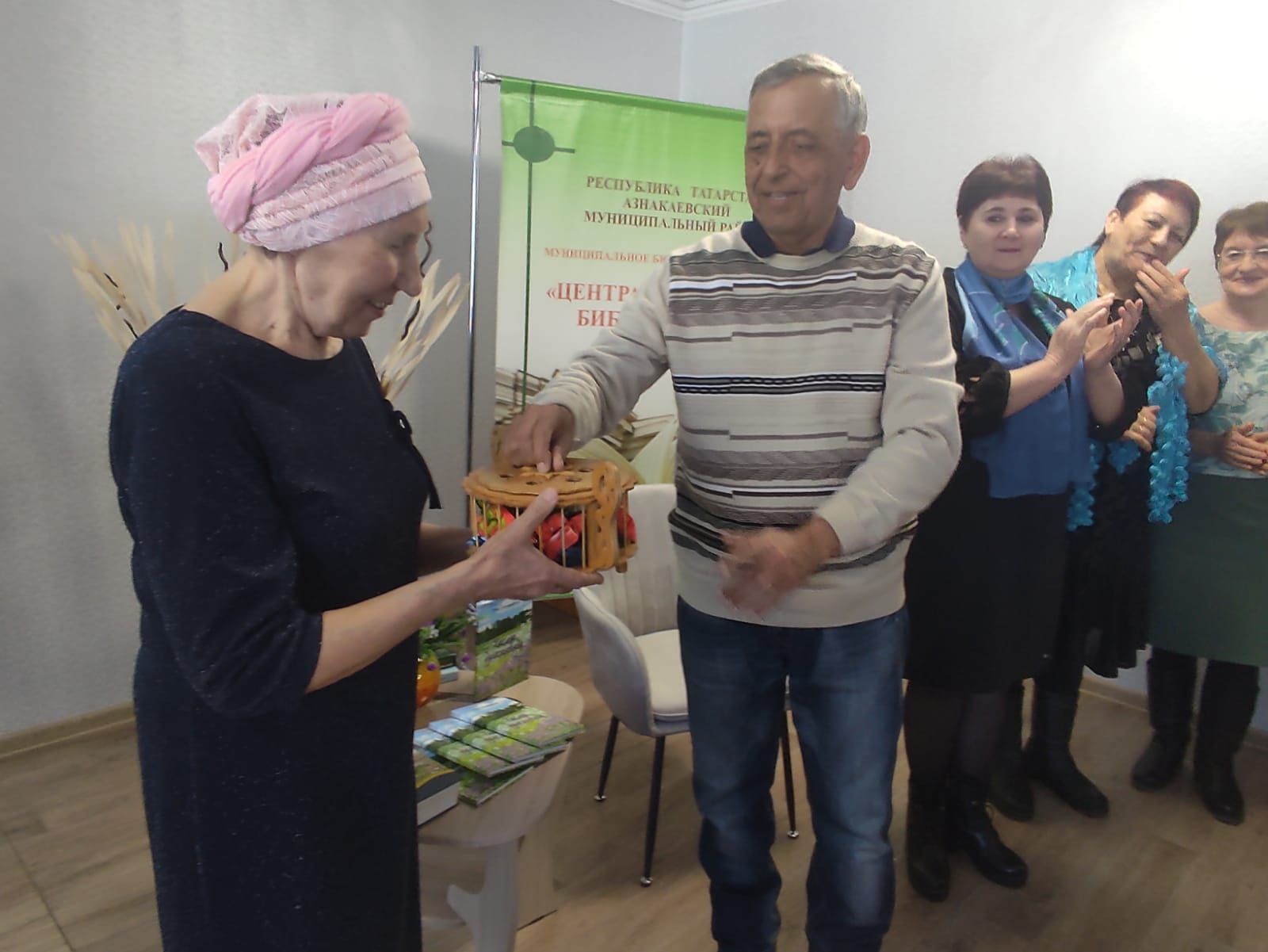 «Гөлстан» әдәби берләшмәсе әгъзасы Роза Галиәхмәтованың «Хисләр дулкынында» дип аталган тәүге китабы яңа гына табадан төште
