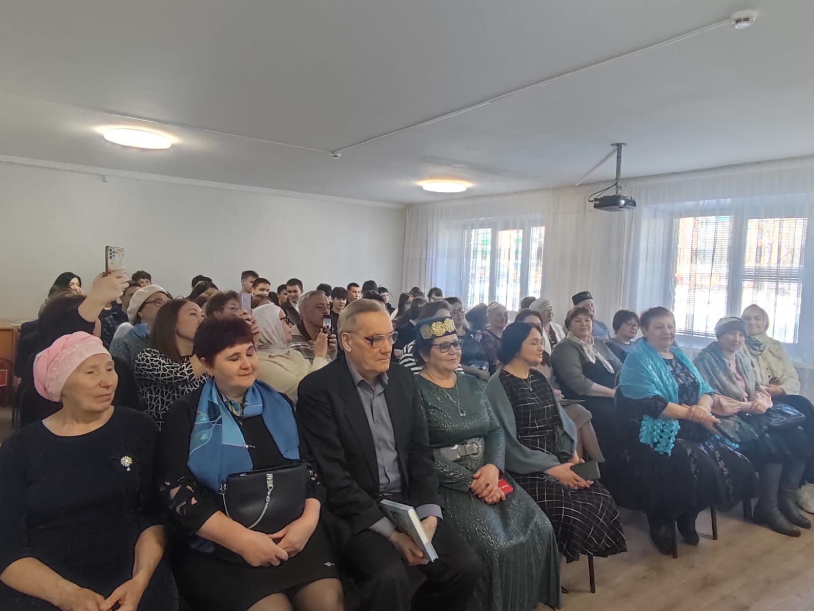 «Гөлстан» әдәби берләшмәсе әгъзасы Роза Галиәхмәтованың «Хисләр дулкынында» дип аталган тәүге китабы яңа гына табадан төште