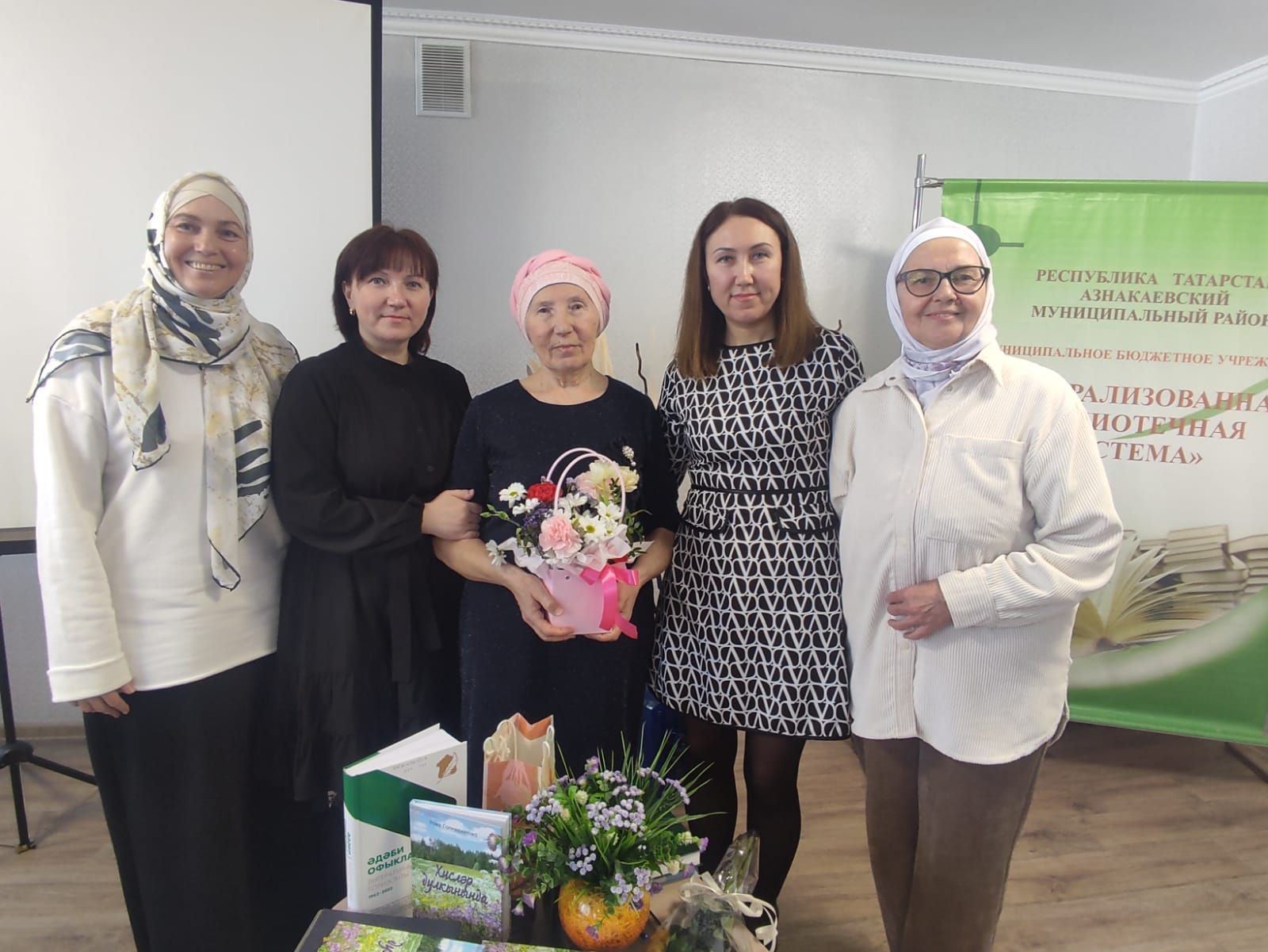 «Гөлстан» әдәби берләшмәсе әгъзасы Роза Галиәхмәтованың «Хисләр дулкынында» дип аталган тәүге китабы яңа гына табадан төште