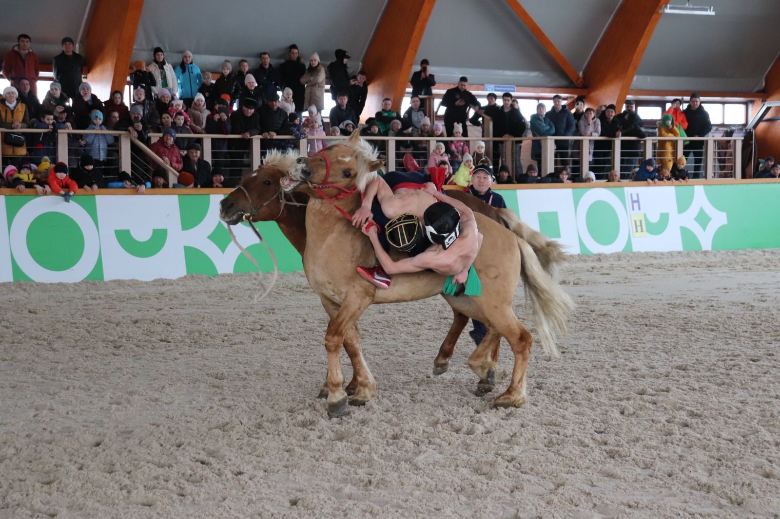В Азнакаево прошли соревнования по борьбе на лошадях