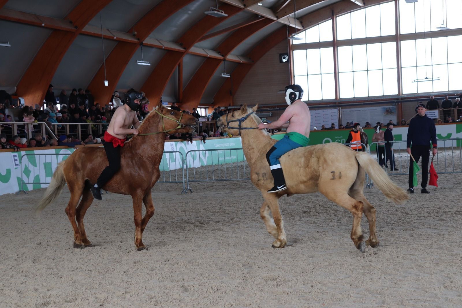 В Азнакаево прошли соревнования по борьбе на лошадях